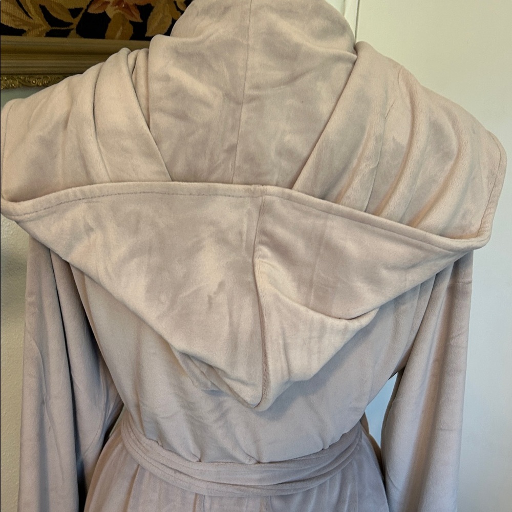 Barefoot Dreams Luxe Chic Soft Taupe Pinkish Robe with Hood - Picture 6 of 9